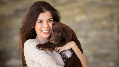 mujer folla con perro|Mujer hermosa joven y su perro jugando en la cama